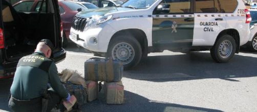 Durante el operativo la Guardia Civil incaut&oacute; armas y cajas que estaban en la casa del agente (X@opcgranada)