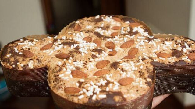 Colomba pasquale &copy; Wikimedia foundation.