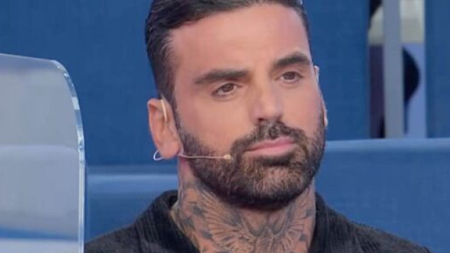 Mario Cusitore durante una puntata di Uomini e donne &copy; Canale 5.