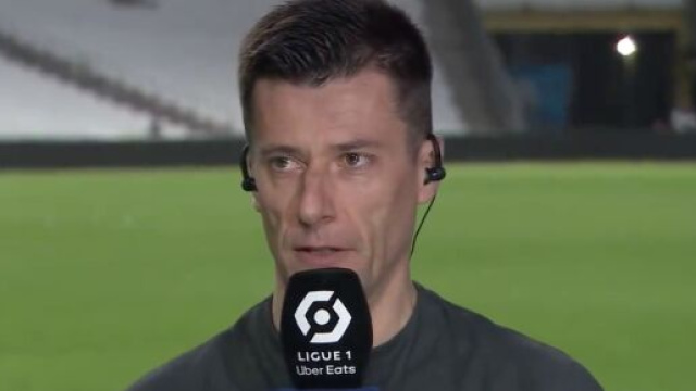 L'arbitre d'OM-PSG sur l'antenne de Prime Video. (screenshot Twitter @primevideo)