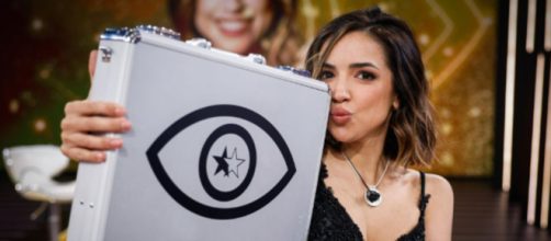 Luc&iacute;a recibi&oacute; el malet&iacute;n con los 50.000 euros (X, @ghoficial)