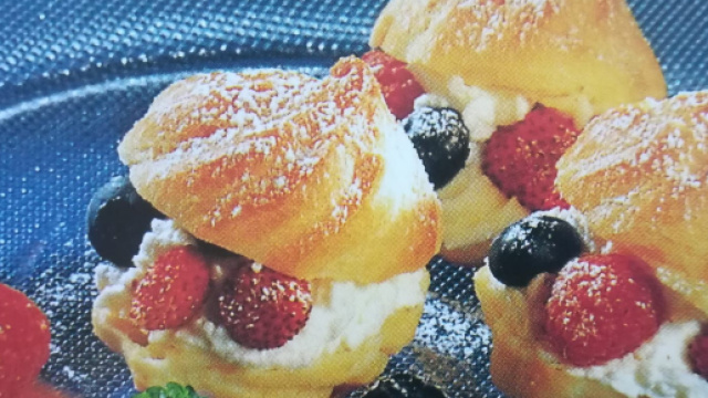 Bign&egrave; ai frutti di bosco, una bont&agrave; da servire fredda.