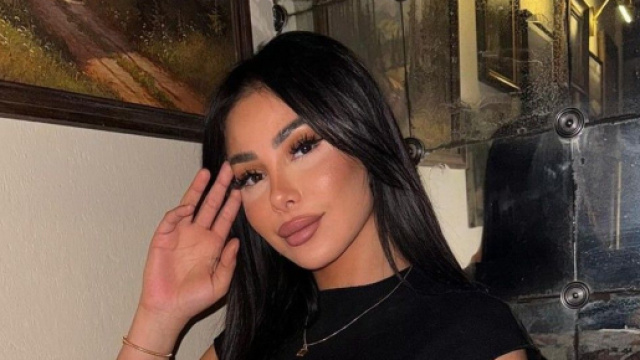 Maeva Ghennam critiqu&eacute;e pour ses fesses "trop grosses" par rapport &agrave; son corps, elle subit une &eacute;ni&egrave;me op&eacute;ration de chirurgie esth&eacute;tique.