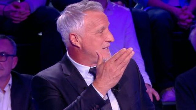 David Ginola en col&egrave;re sur le plateau du CFC. (screenshot Twitter - @Canal+)