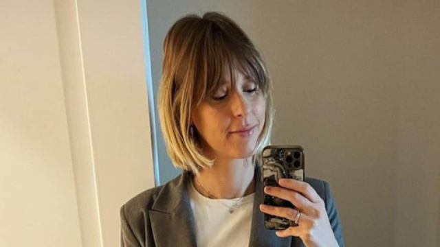 Moda e outfit, tendenze per la primavera 2024, la gonna asimmetrica di Rania di Giordania e il blazer grigio di Federica Pellegrini