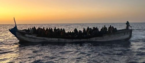 Cuatro ni&ntilde;os viajaban en el cayuco (X, @salvamentogob)