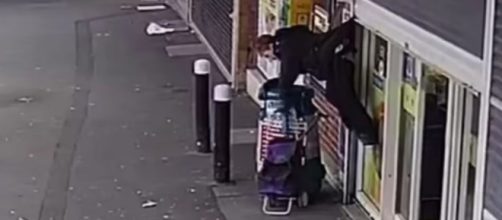 La mujer qued&oacute; boca abajo (Facebook, Best one - Tonteg stores)