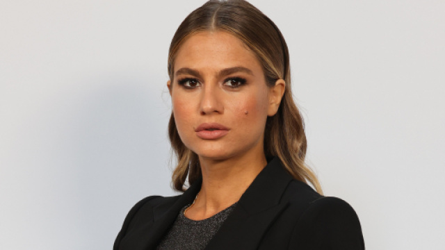 Moda e outfit per la primavera 2024, i pantaloni a zampa di Charlotte Casiraghi e la giacca in pelle di Cristina Marino.