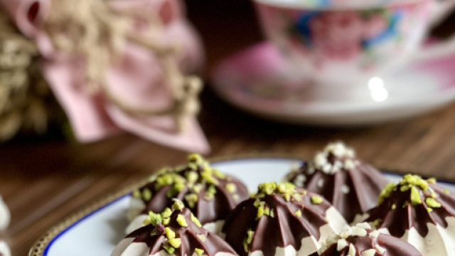 Eclair di meringhe al cioccolato e caff&egrave;, una golosit&agrave; per l'ora del t&egrave;.