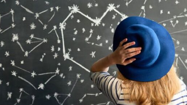 Una donna che osserva un muro decorato (&copy; pixabay.com)