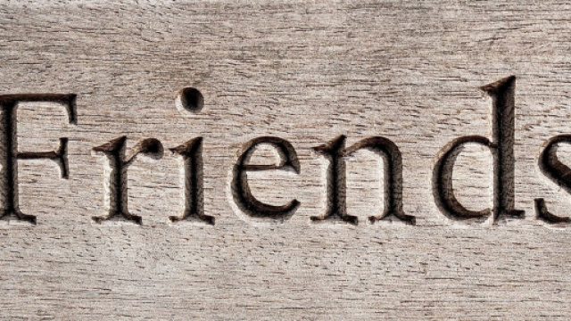 Scritta 'Friends' intagliata sul legno &copy; Pixabay.