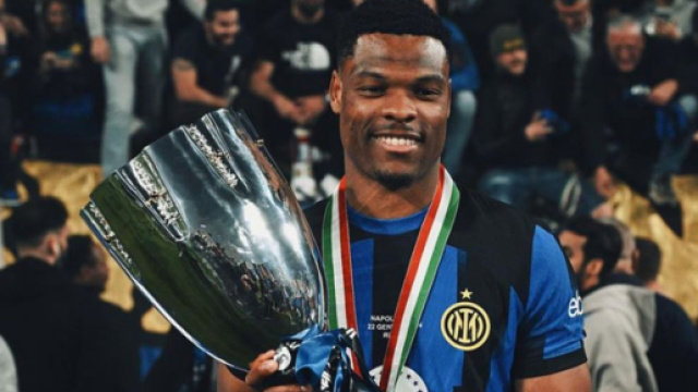 Dumfries festeggia la Supercoppa con l'Inter &copy; Instagram Dumfries.