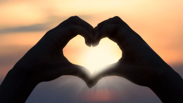 Mani che formano un cuore &copy; Pixabay.