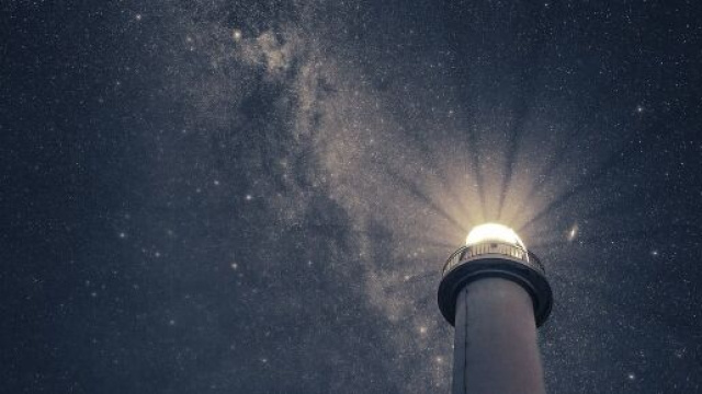 Faro illuminato sul cielo stellato - &copy; Pixabay.