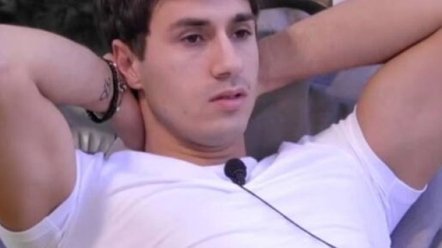 Mirko Brunetti in un momento vissuto all'interno della casa del GF &copy; Mediaset.