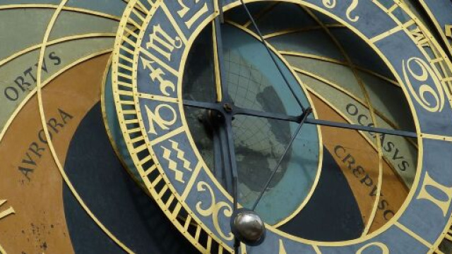 Orologio astronomico (&copy; Immagine di Pixabay).