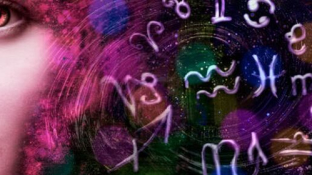 Oroscopo, una donna e i segni zodiacali (&copy; pixabay).