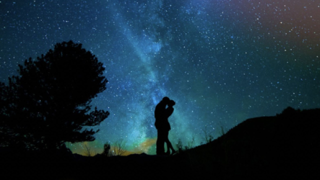 Coppia sotto il cielo stellato - &copy; Pixabay.