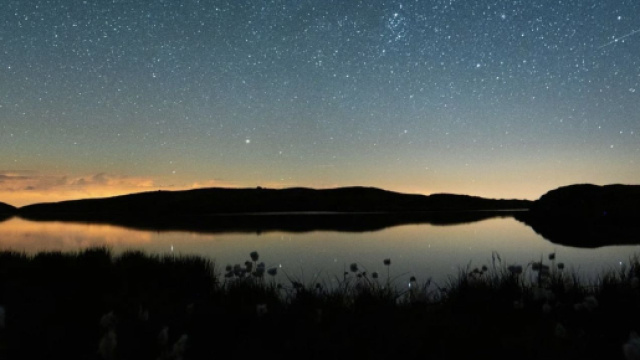 Cielo stellato sopra a un lago - &copy; Pixabay.