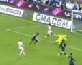 Un fan du PSG fête le but de Ramos entouré de Marseillais au Vélodrome, la vidéo amuse