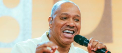 Anderson Leonardo, do Molejo, está acordado e apresenta melhora em seu quadro, diz hospital