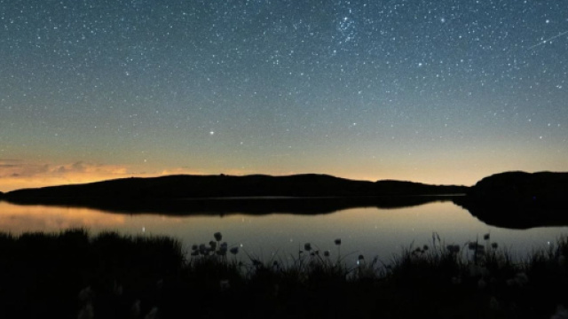 Cielo notturno su un lago - &copy; pixabay.com