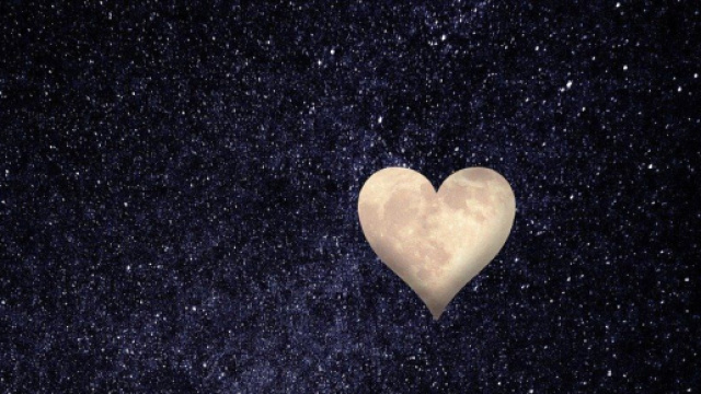 Una Luna a forma di cuore &copy;Pixabay