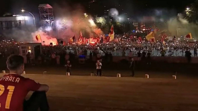 Dybala al momento della presentazione con la Roma &copy; AS Roma.