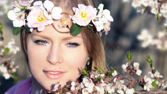Mese di maggio con figura femminile - &copy; Foto Pixbay.