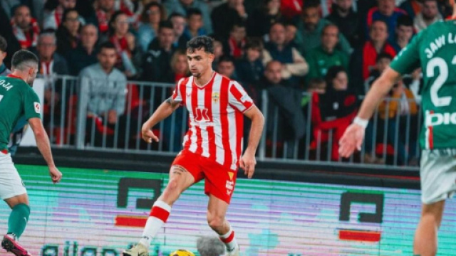 Marc Pubill in azione con la maglia dell'Almeria - Instagram Ufficiale Pubill &copy;