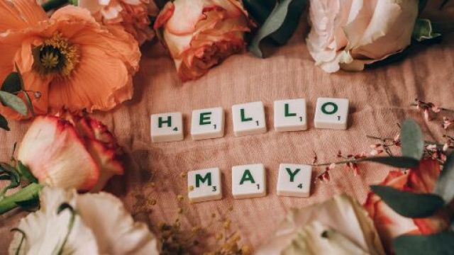 Scritta "ciao maggio" con fiori - &copy; Pexels
