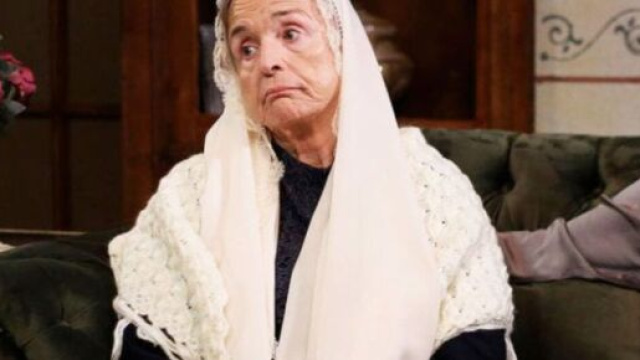 La nonnina Azize (Serpil Tamur) in una scena di Terra amara &copy; Mediaset.