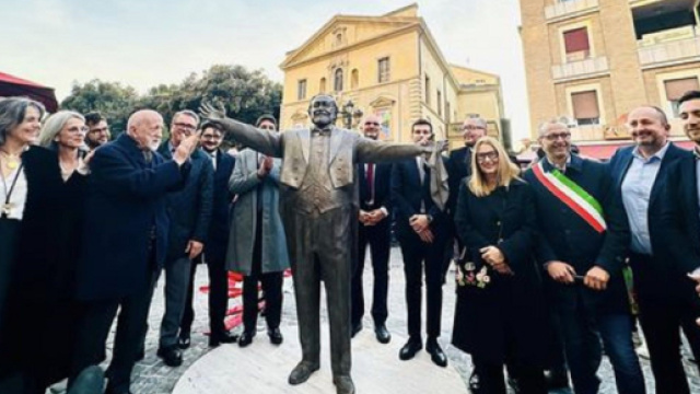 La statua di Luciano Pavarotti &copy; pagina Facebook Comune di pesaro