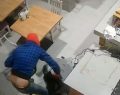 El ‘ladrón patoso’ asalta un restaurante de Oviedo y se lleva casi 100 euros del bote (Vídeo)