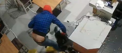 Las monedas cayeron desparramadas en el suelo del restaurante (Captura de pantalla de las c&aacute;maras de seguridad del establecimiento)