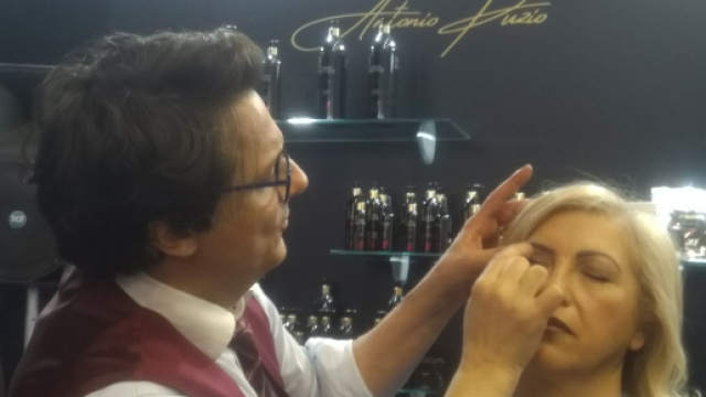 Ciro Florio all'opera con il "makeup chirurgico" &copy; Katia Di Luna