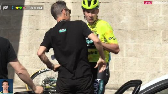 Roglic dopo la caduta alla Volta Paesi Baschi - Screenshot &copy; Eurosport.