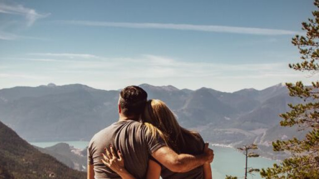 Due ragazzi abbracciati guardano il panorama &copy; pexels.com.