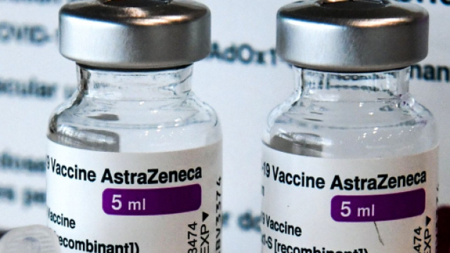 Due vaccini AstraZeneca (&copy;AstraZeneca).