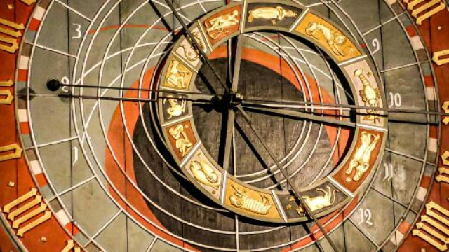 Orologio con segni zodiacali - &copy; Pexels