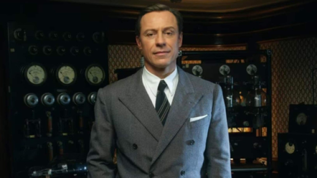 Stefano Accorsi nei panni di Guglielmo Marconi &copy; Rai 1.