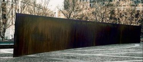 Richard Serra&rsquo;s &ldquo;Tilted Arc&rdquo; (Image source: Wikimedia Commons)