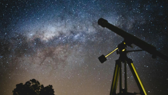 Telescopio che punta alle stelle - &copy; Pexels.com