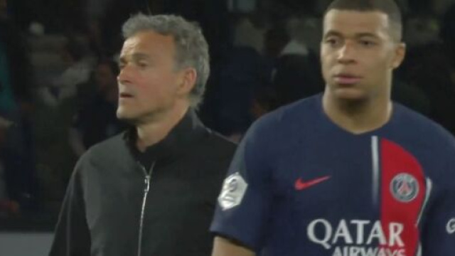 Mbapp&eacute; et Luis Enrique &agrave; la fin de PSG-Clermont. (screenshot Twitter @canal+)