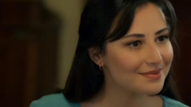 Zeynep (&Uuml;mit Beste Kargın) in una scena di Terra amara &copy; Mediaset.