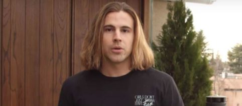 Daniel Sancho llega a la primera sesión de su juicio esposado de pies y manos