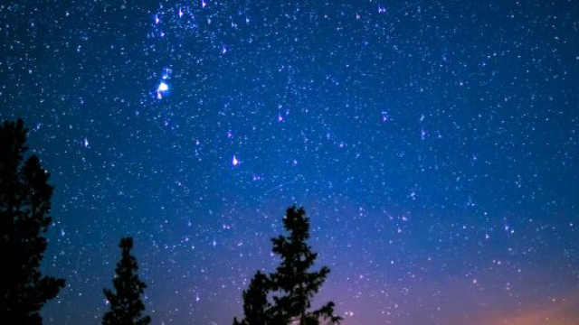 Paesaggio con cielo stellato &copy; Pexels.com