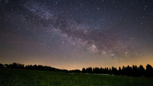 Panorama con cielo stellato &copy; pexels.com.
