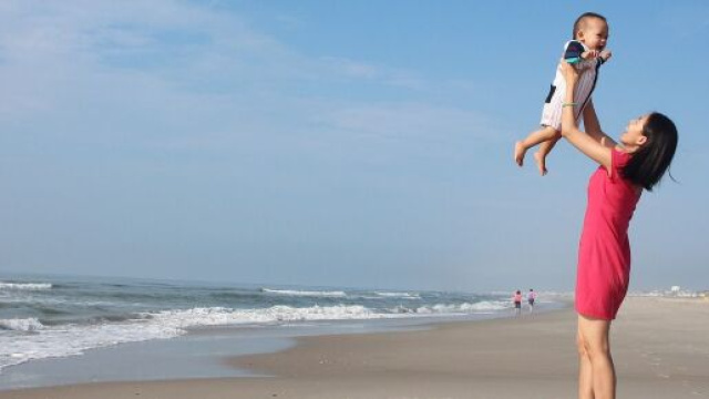 Madre e figlio sulla spiaggia &copy;Immagine Pixabay
