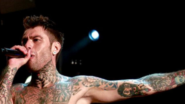 Fedez durante un concerto a Grugliasco (Torino) &copy; Wikimedia Commons